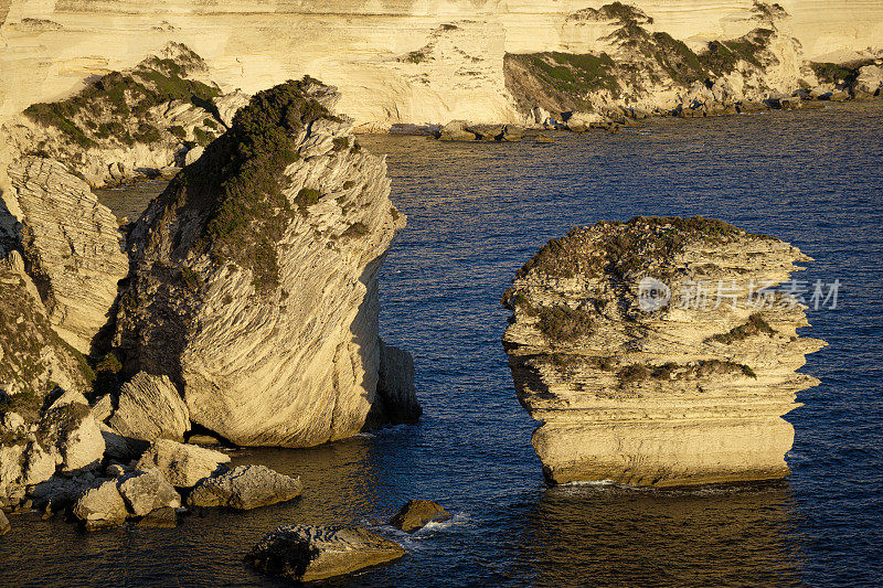 Bonifacio的白色石灰岩悬崖和著名的，风景如画的科西嘉“le grain de sable”岩层，法国。